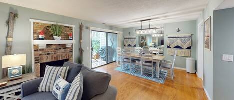 Télévision, cheminée, livres