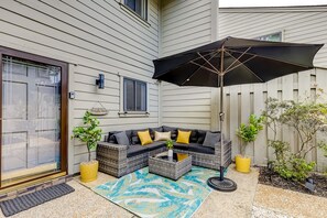 Terrace/patio - Golf course view condo with WiFi, central AC, and access to pool - near ocean (Hilton Head)