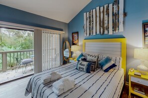 2 bedrooms, iron/ironing board, internet, bed sheets - Golf course view condo with WiFi, central AC, and access to pool - near ocean (Hilton Head)