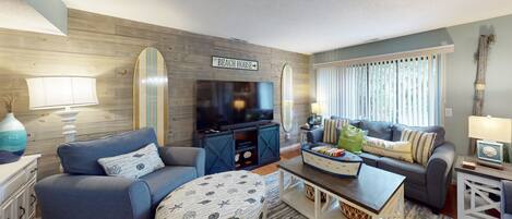 Televisión, chimenea, libros