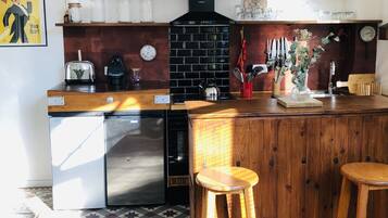 Een koelkast, een microgolfoven, een oven, een kookplaat