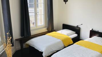 2 slaapkamers, een strijkplank/strijkijzer, gratis wifi, beddengoed