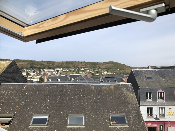 A view of a town from a high vantage point, featuring a variety of building rooftops and a distant hill. - Charming little fisherman's cottage, in the center of Fécamp, 5 minutes from the harbor (Fécamp)