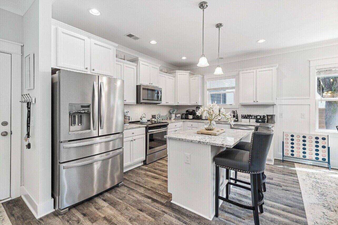 Réfrigérateur, micro-ondes, four, plaque de cuisson