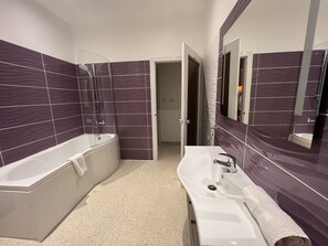 Deluxe studio | Badkamer | Een douche, gratis toiletartikelen, een haardroger, zeep