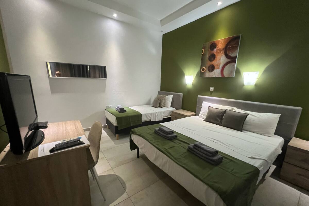 Minibar, tabla de planchar con plancha, wifi gratis y ropa de cama