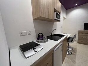 Deluxe Studio | Private kitchen | Mini-fridge, electric kettle - Pierre De Soleil Guesthouse (St. Paul's Bay)