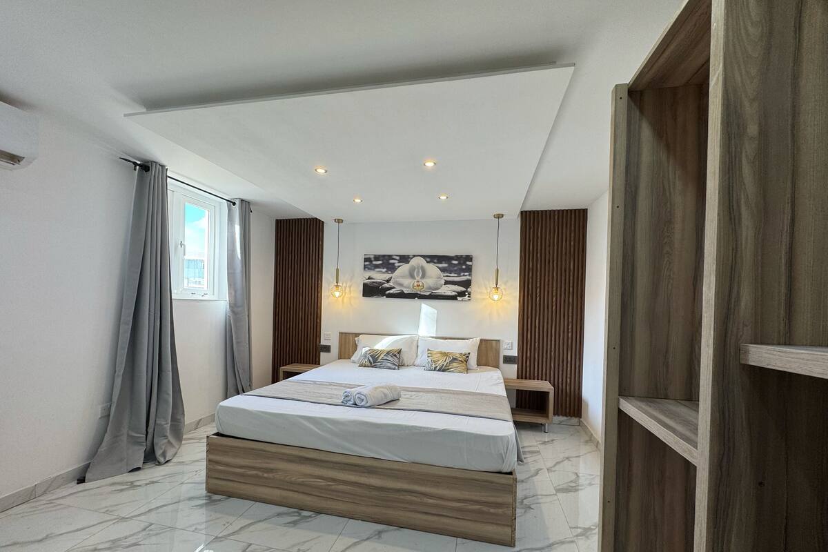 Minibar, iron/ironing board (on request), free WiFi, bed sheets