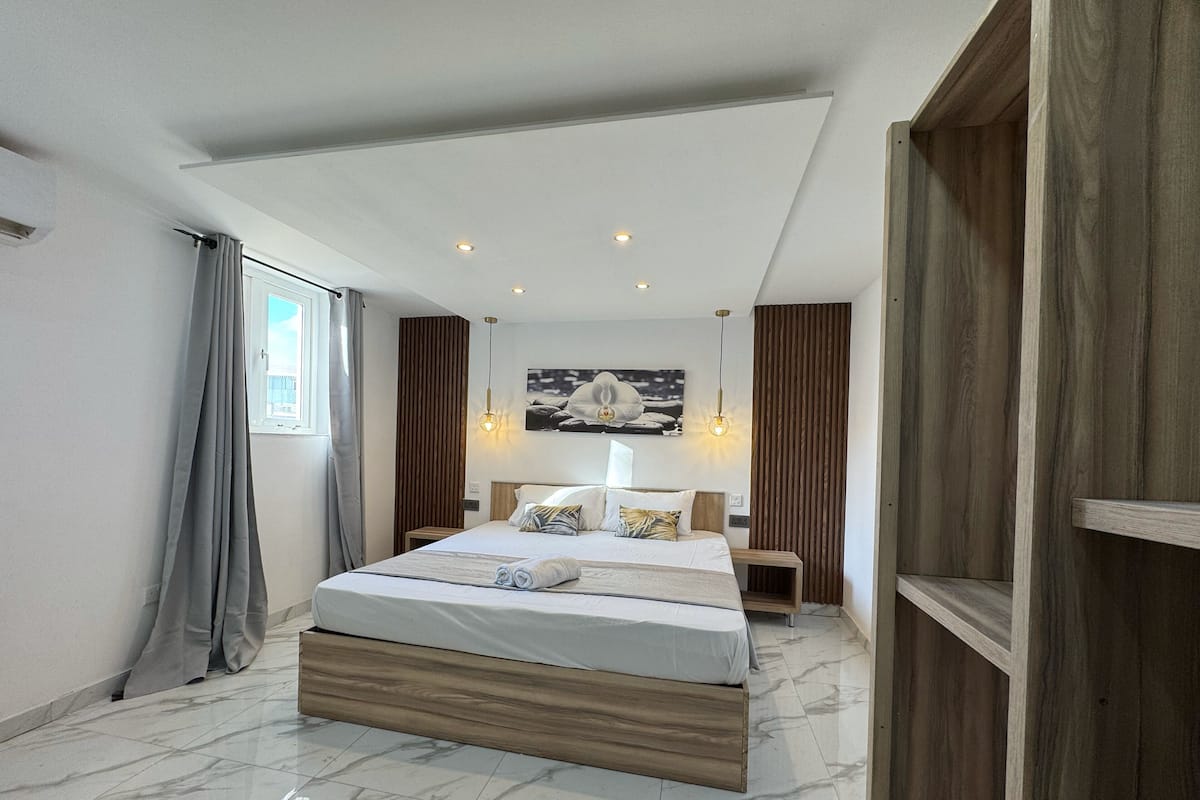 Minibar, tabla de planchar con plancha, wifi gratis y ropa de cama