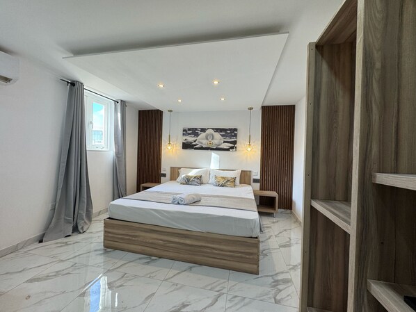 Deluxe kamer | Een minibar, een strijkplank/strijkijzer, gratis wifi, beddengoed