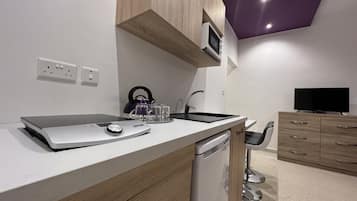 Deluxe Studio | Private kitchen | Mini-fridge, electric kettle