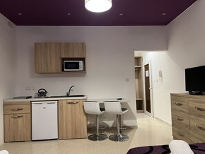 Estudio Deluxe | Minibar, tabla de planchar con plancha, wifi gratis y ropa de cama