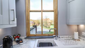 Cottage | Private kitchen | Fridge, dishwasher, electric kettle, toaster