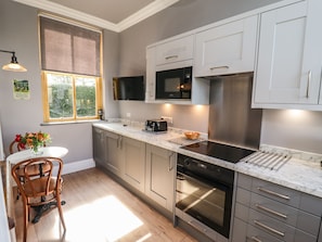 Cottage | Private kitchen | Fridge, dishwasher, electric kettle, toaster