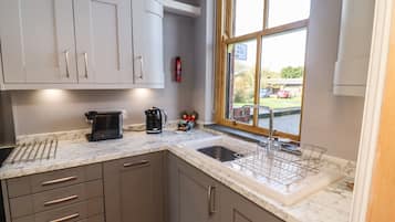 Cottage | Bếp riêng | Tủ lạnh, máy rửa bát, ấm điện, lò nướng bánh mì
