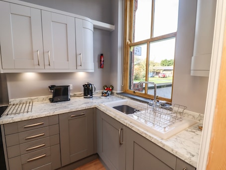 Cottage | Private kitchen | Fridge, dishwasher, electric kettle, toaster