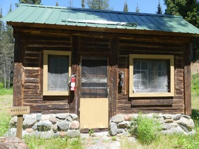 French-Canadian Cabin - Cozy Rustic Getaway