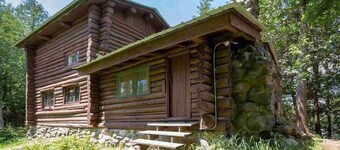 Glacial Esker Bunkhouse - Spacious Lakeside Rustic Lodge