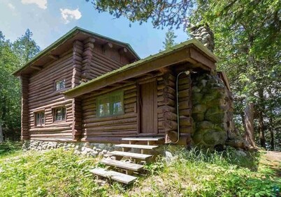 Glacial Esker Bunkhouse - Spacious Lakeside Rustic Lodge