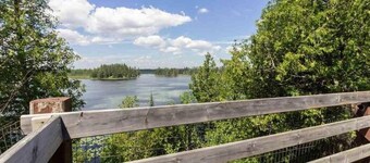 Glacial Esker Bunkhouse - Spacious Lakeside Rustic Lodge
