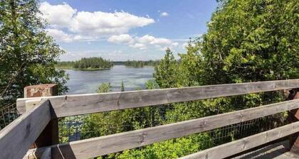Glacial Esker Bunkhouse - Spacious Lakeside Rustic Lodge