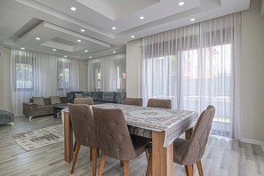 Deluxe-Villa | Wohnbereich | LCD-Fernseher