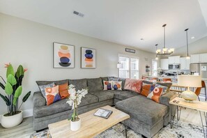 Een televisie, boeken en een kantoor