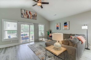 Een televisie, boeken en een kantoor