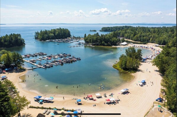 Playa en los alrededores y camastros 