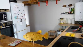 Een koelkast, een microgolfoven, een oven, een kookplaat