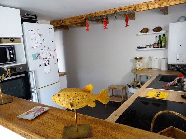 Een koelkast, een microgolfoven, een oven, een kookplaat