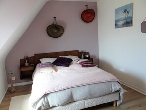 2 slaapkamers, een strijkplank/strijkijzer, reisbedje