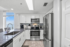 Køleskab, mikrobølgeovn, ovn, kogeplade