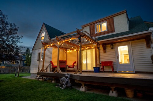 11 person hot tub. A/C. Fire pit. Newly renovated, 3 minutes from the water.