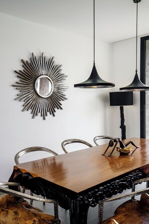 Dining - Modern 3-bedroom villa with pool between rice paddies and jungle (Ubud)