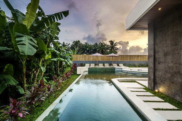 حمّام سباحة خارجي