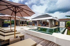 Outdoor pool - Modern 3-bedroom villa with pool between rice paddies and jungle (Ubud)