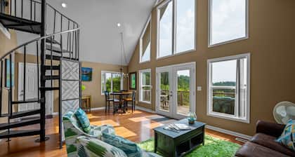 Unforgettable Sunrise View, Dual Living Spaces & on Douglas Lake by Pigeon Forge