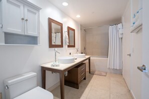 Sèche-cheveux, serviettes fournies, savon, shampoing