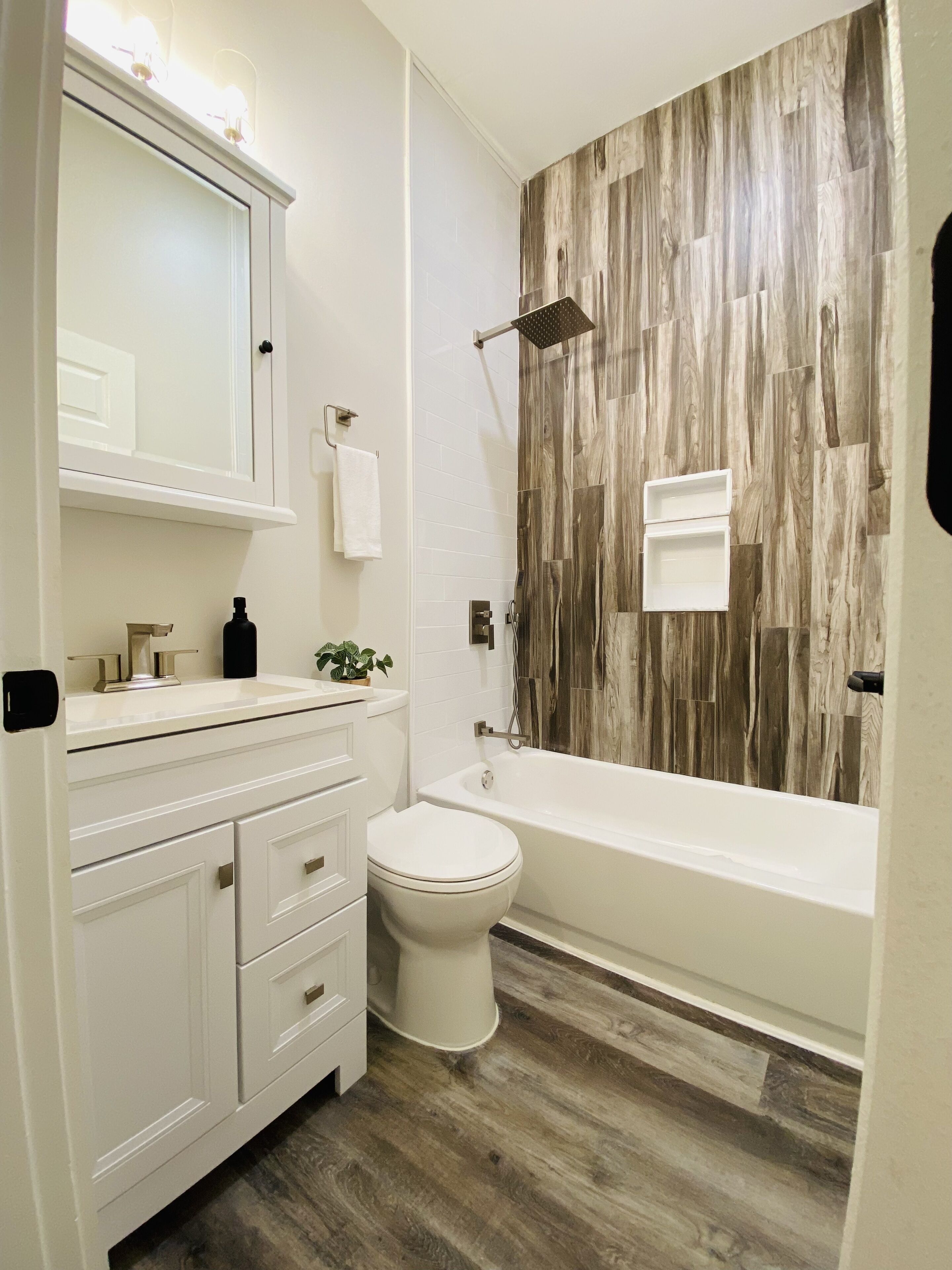 Combined shower/bathtub, hair dryer, towels, soap