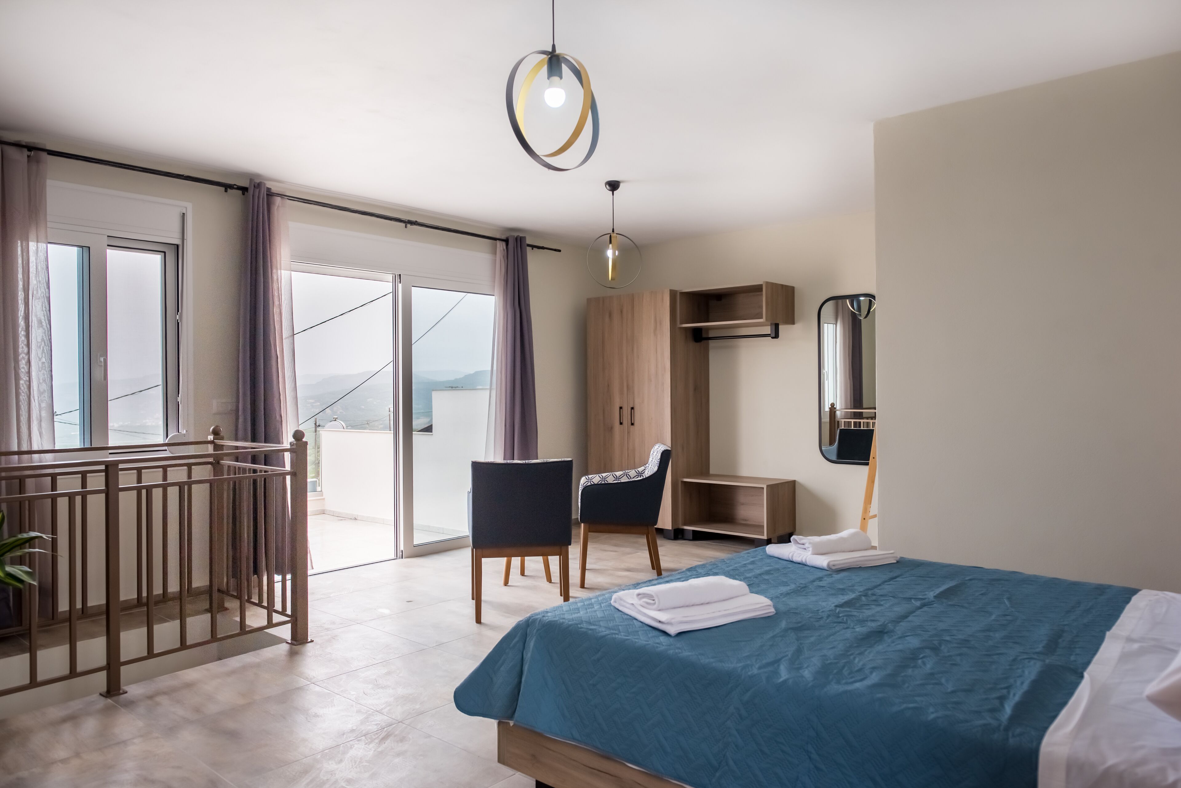 2 habitaciones, escritorio, tabla de planchar con plancha y wifi gratis 
