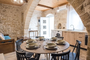 Dining - Dina’s Cottage Ideal Base for Balos & Elafonisi (Καλλεργιανά)
