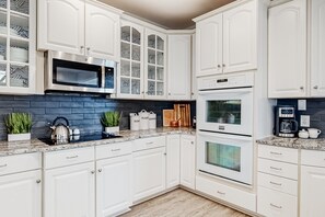 冰箱、微波炉、烤箱、炉灶