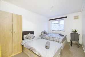 3 bedrooms, desk, free WiFi, bed sheets