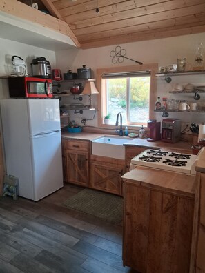 Kahvin-/teenkeitin, jääkaappi, mikroaaltouuni, uuni