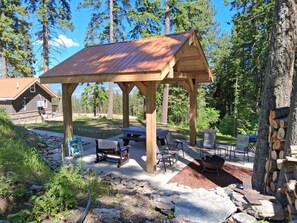 Outdoor dining - 1 Bedroom with Sleeping loft  queen. (Hamilton)