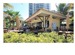 屋外ダイニングエリア