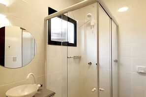 Suite | Bathroom | Hair dryer, towels, toilet paper - Pousada Estrela Mares (Palhoça)