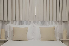 Suite Confort, 1 lit double, climatisation | Literie hypoallergénique, décor unique, bureau