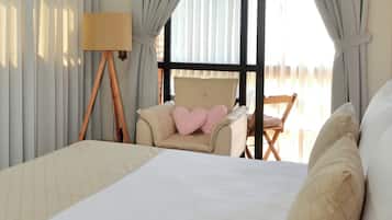 Habitación de luna de miel doble | Ropa de cama hipoalergénica, decoración individual, escritorio